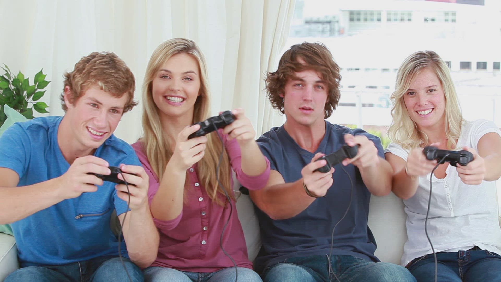 783240826 / Friend / Video Game Console / Joy / Synchronously