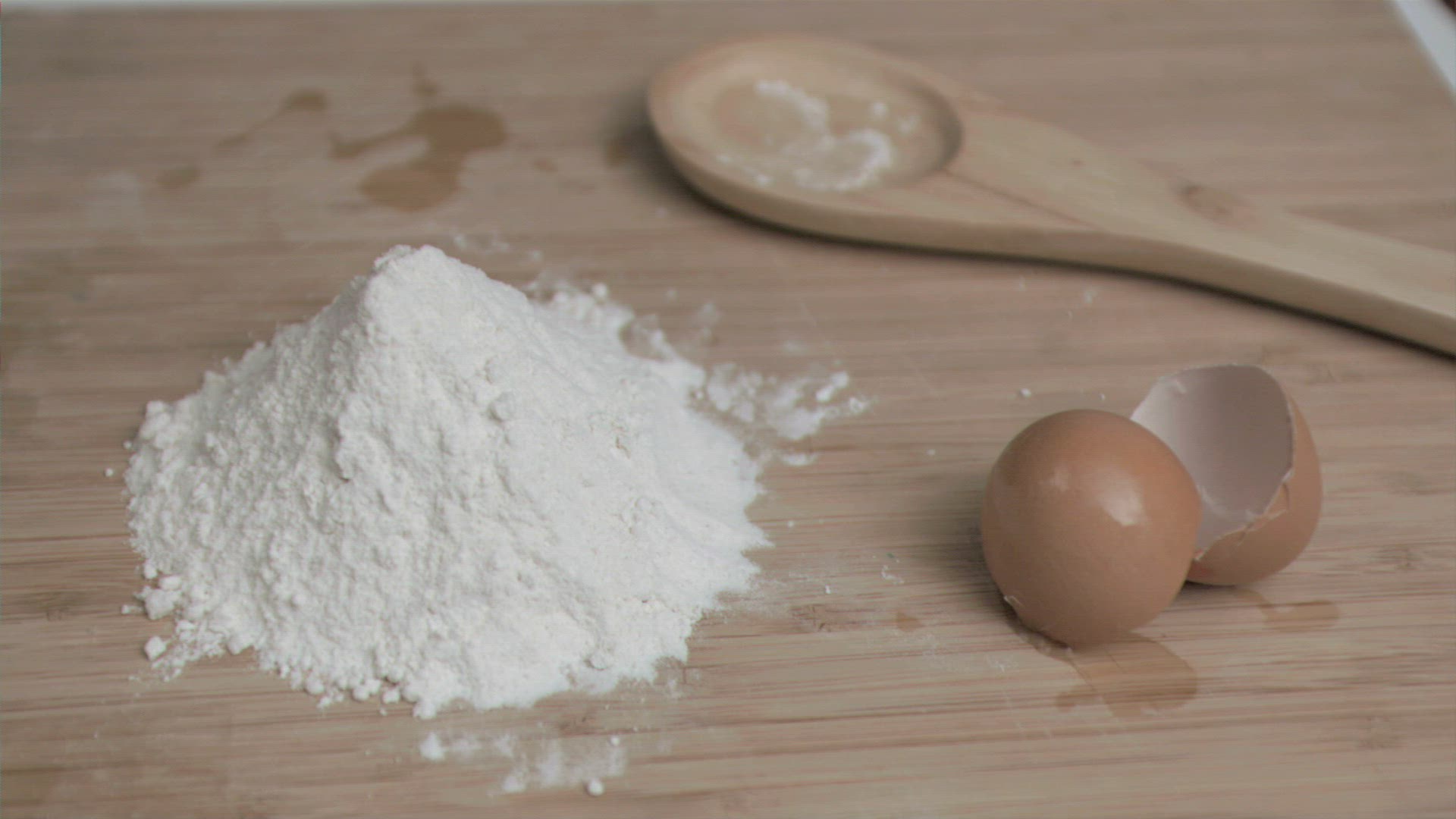 339855480 / Egg / Falling / Opening / Slowmotion