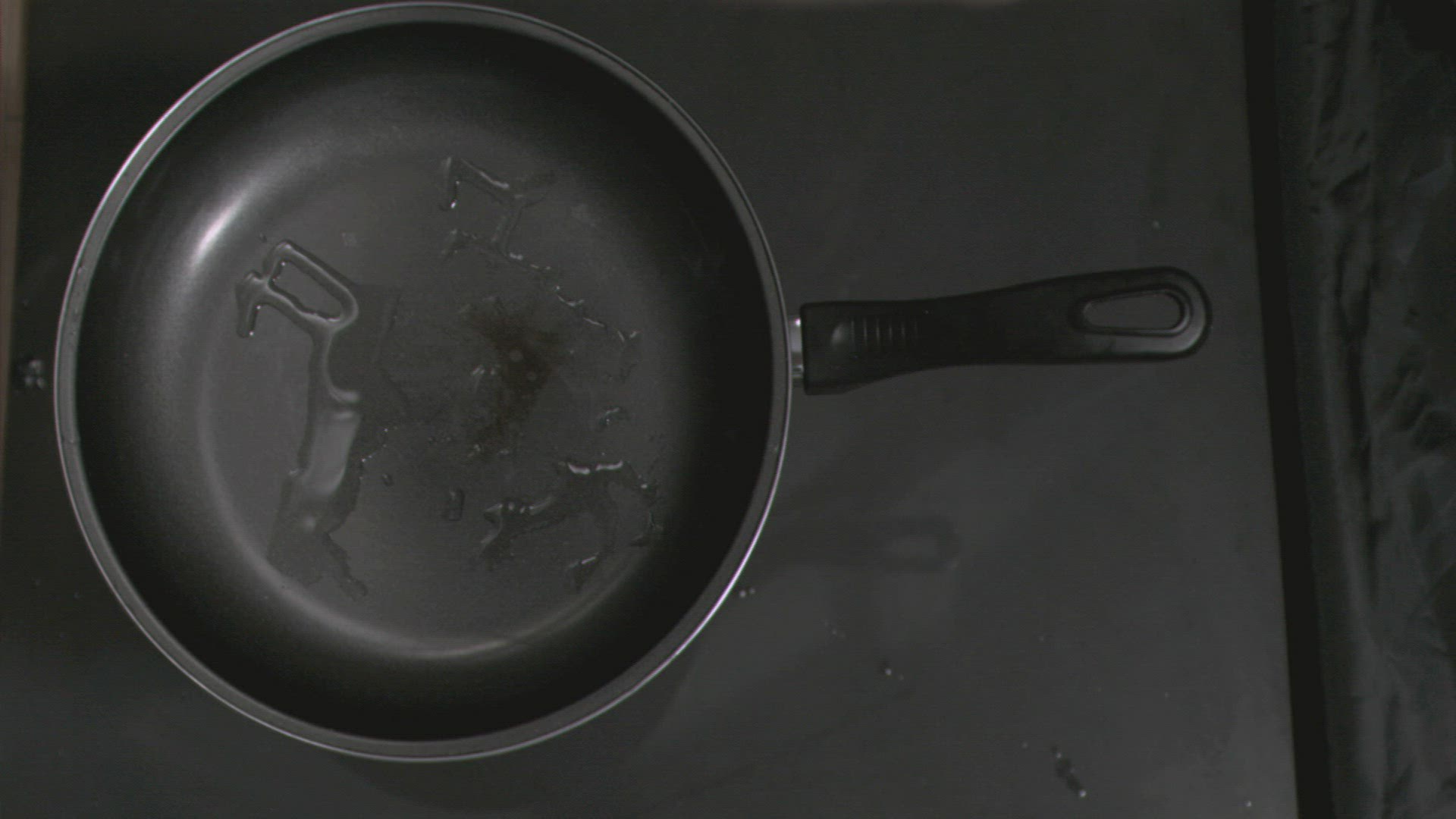 923270689 / Egg / Opening / Frying Pan