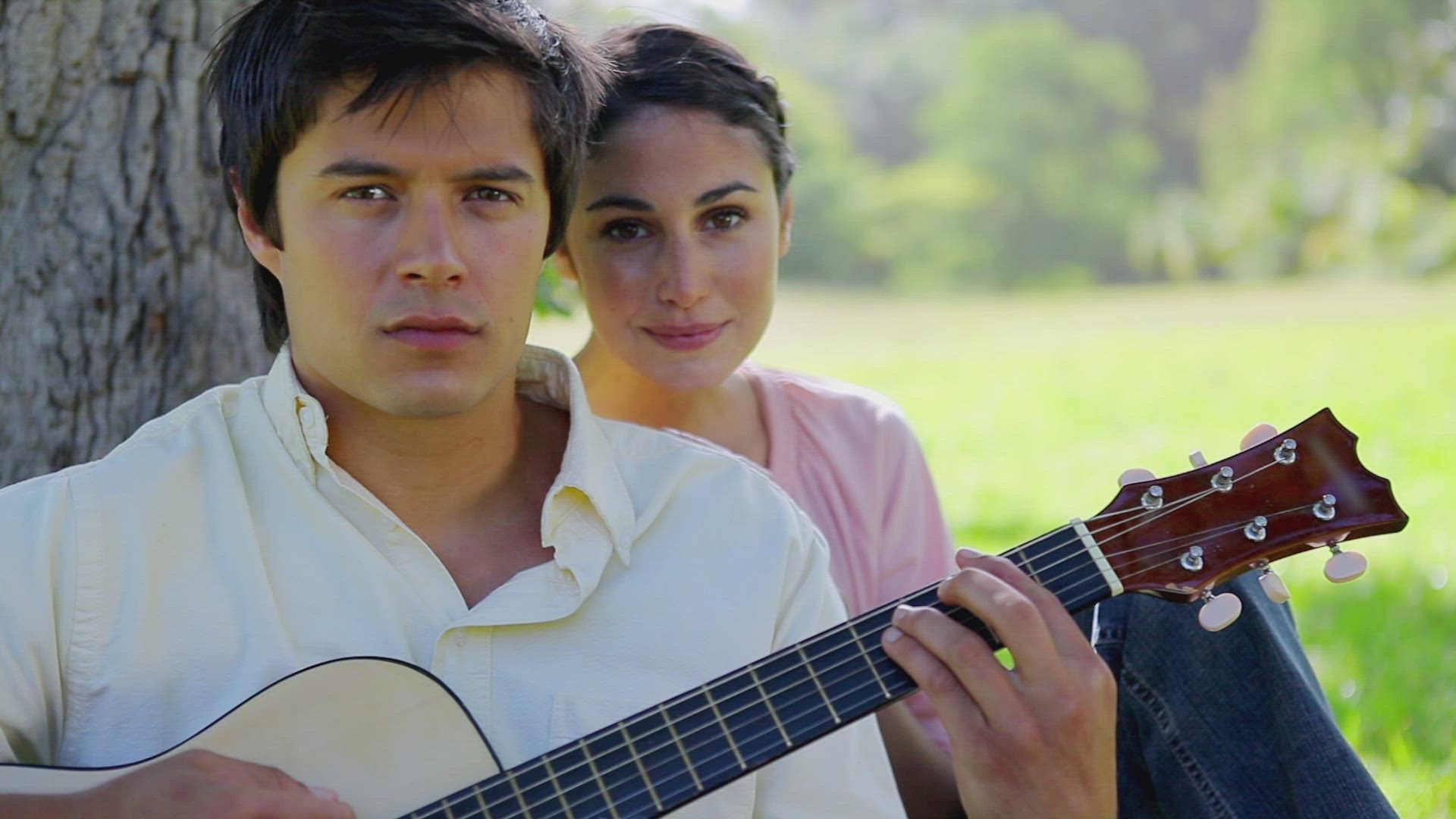 735334563 / Couple / Acoustic Guitar / Playing