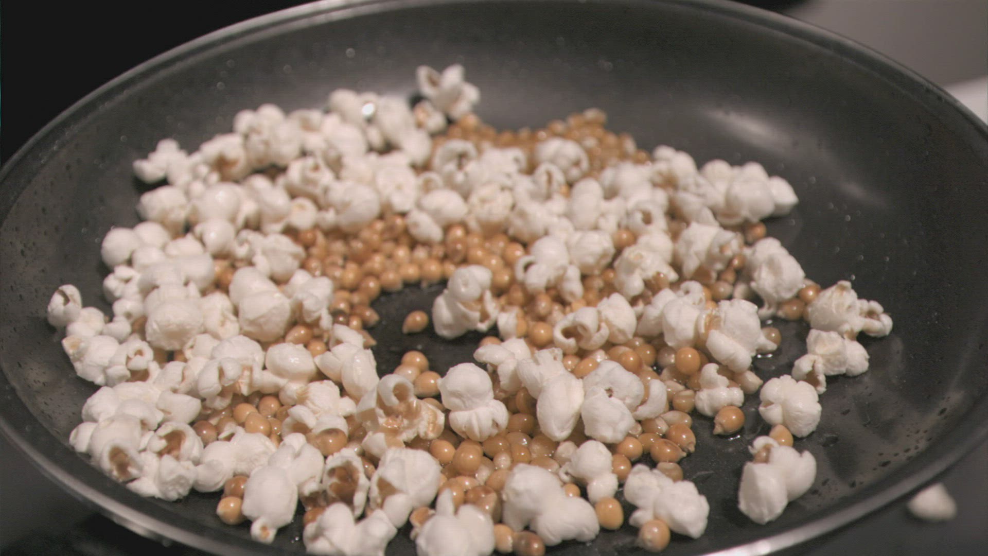 129457907 / Popcorn / Corn / Frying Pan / Slowmotion