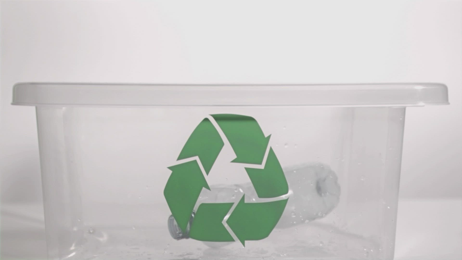 665745884 / Plastic Bottle / Recycling