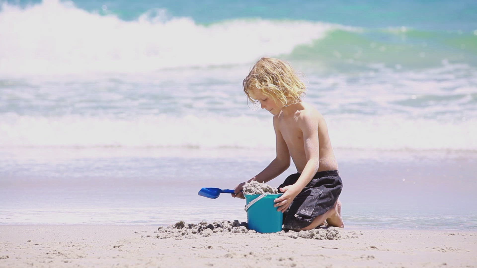 203544021 / Boy / Sand / Playing