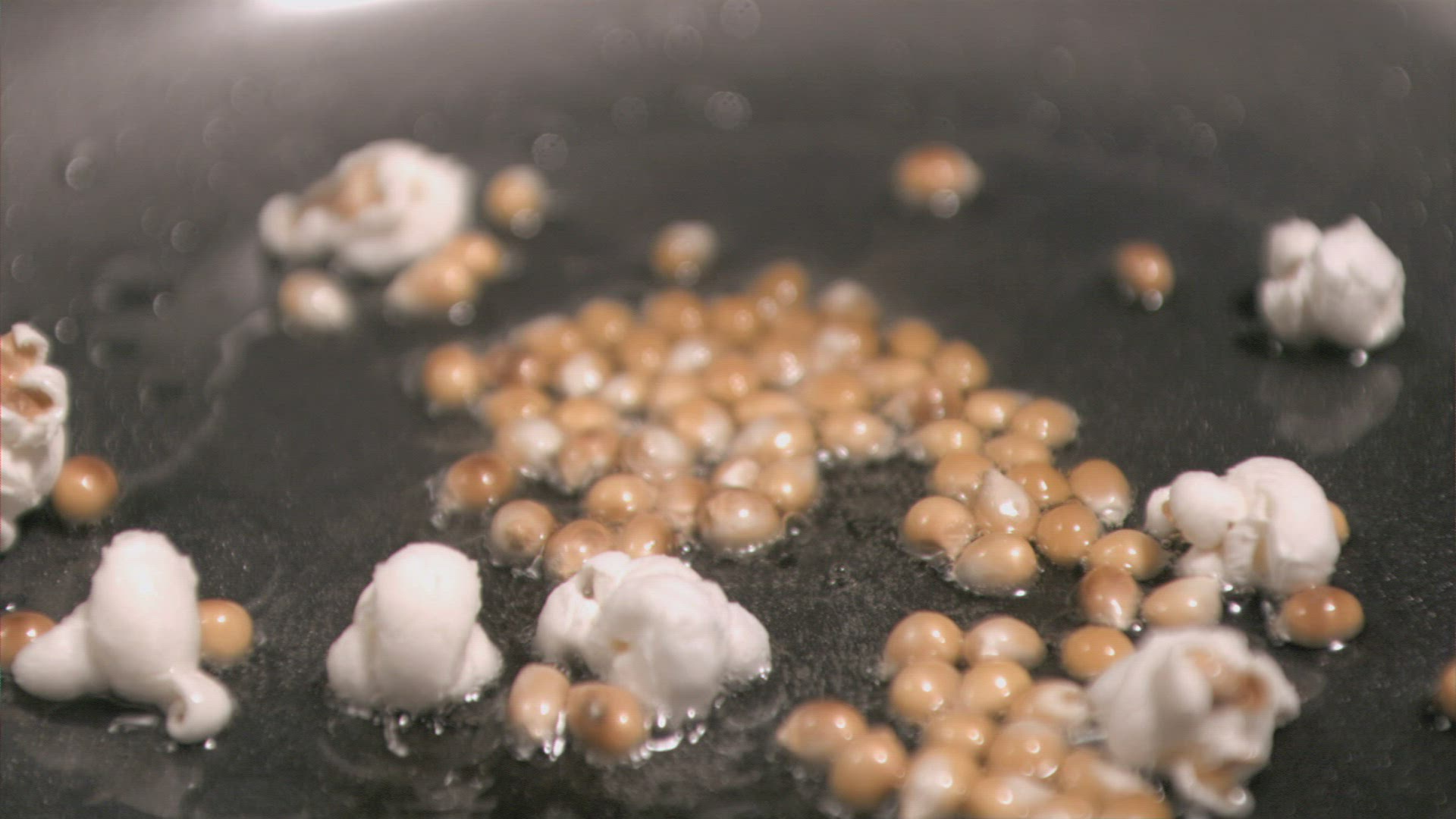 289596315 / Popcorn / Corn / Frying Pan / Slowmotion