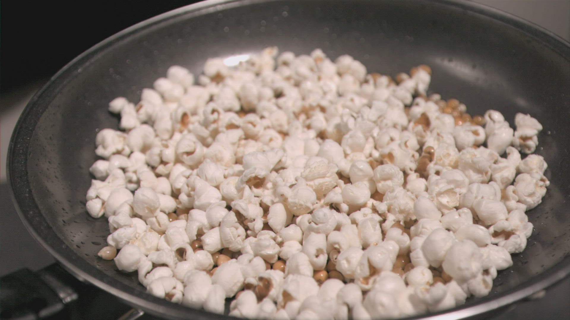 590425946 / Popcorn / Corn / Frying Pan / Slowmotion