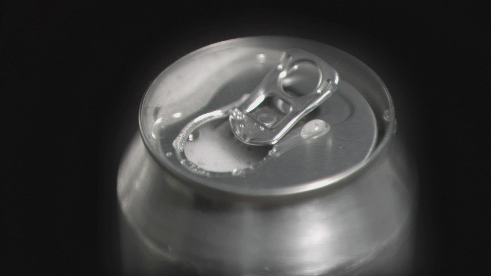 129181562 / Beer Can / Carbonic Acid / Refreshment / Foam