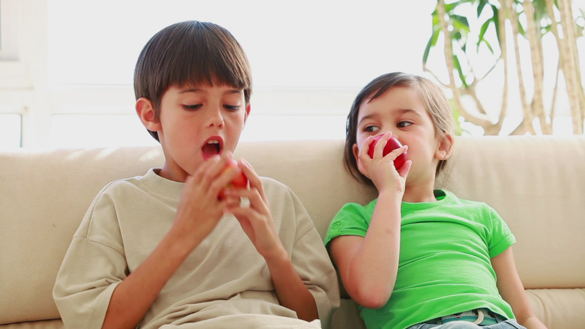 381869946 / Girl / Apple / Eating