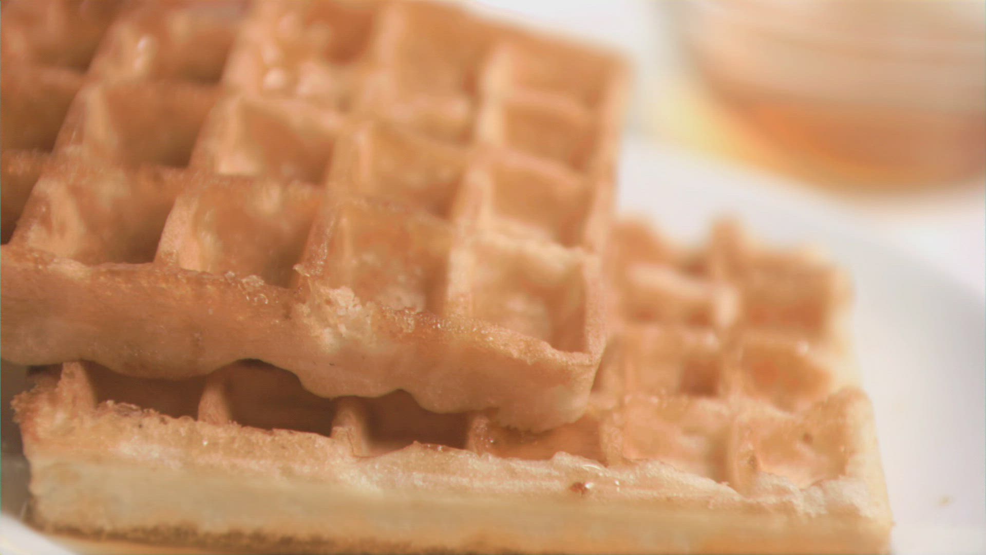 685604081 / Waffle / Maple Syrup / Flowing