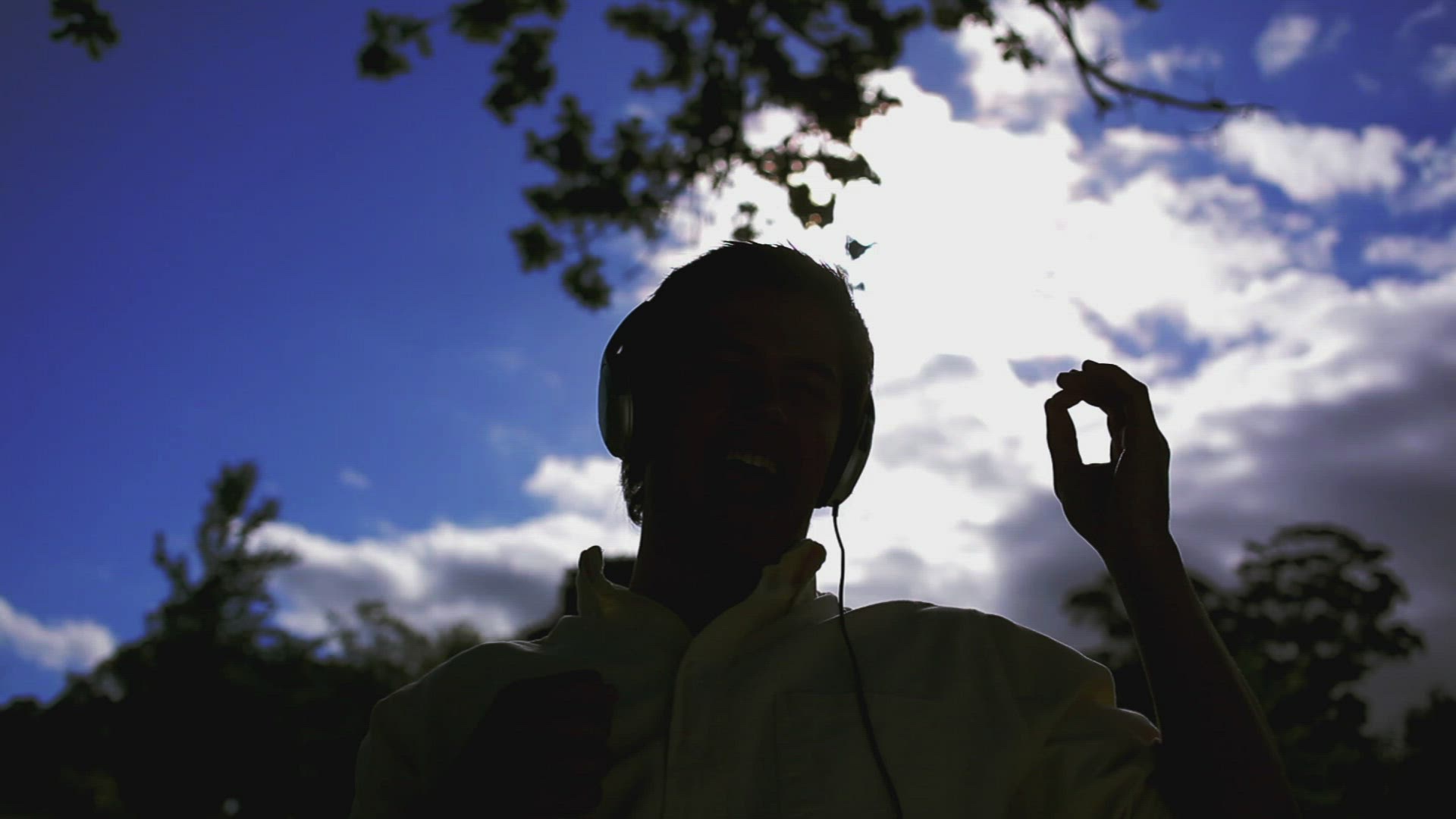 636277866 / People / Listening Music / Silhouette