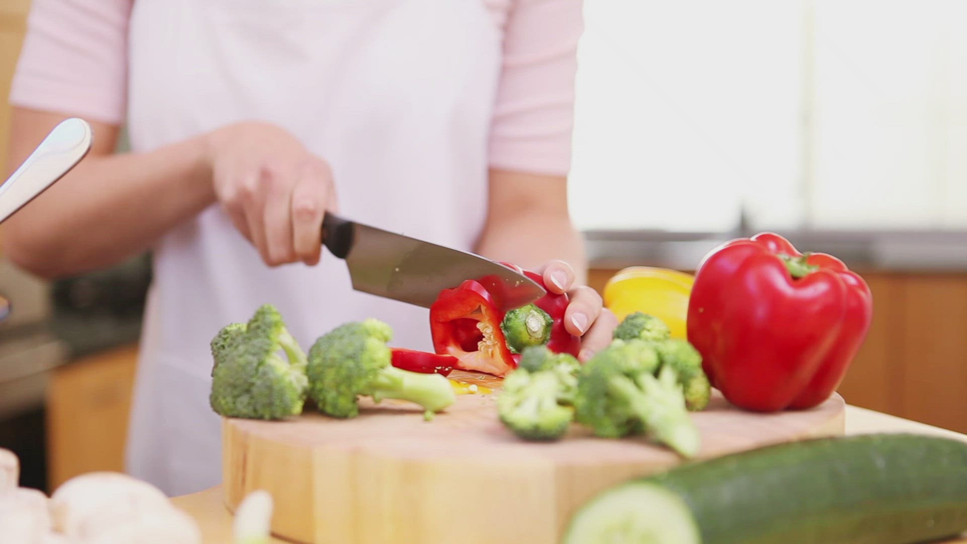 987098759 / Cooking / Slicing / Preparing Food