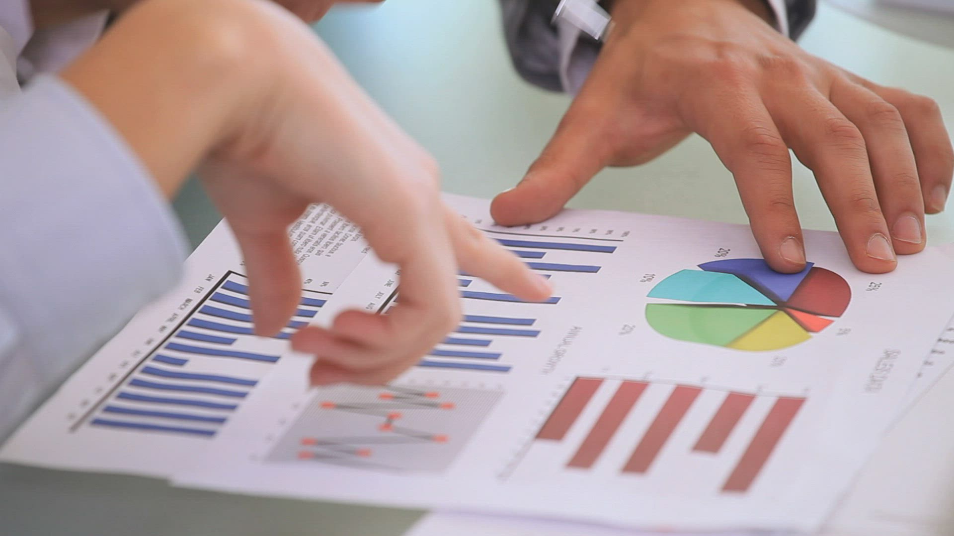 508753271 / Business People / Discussing / Diagram