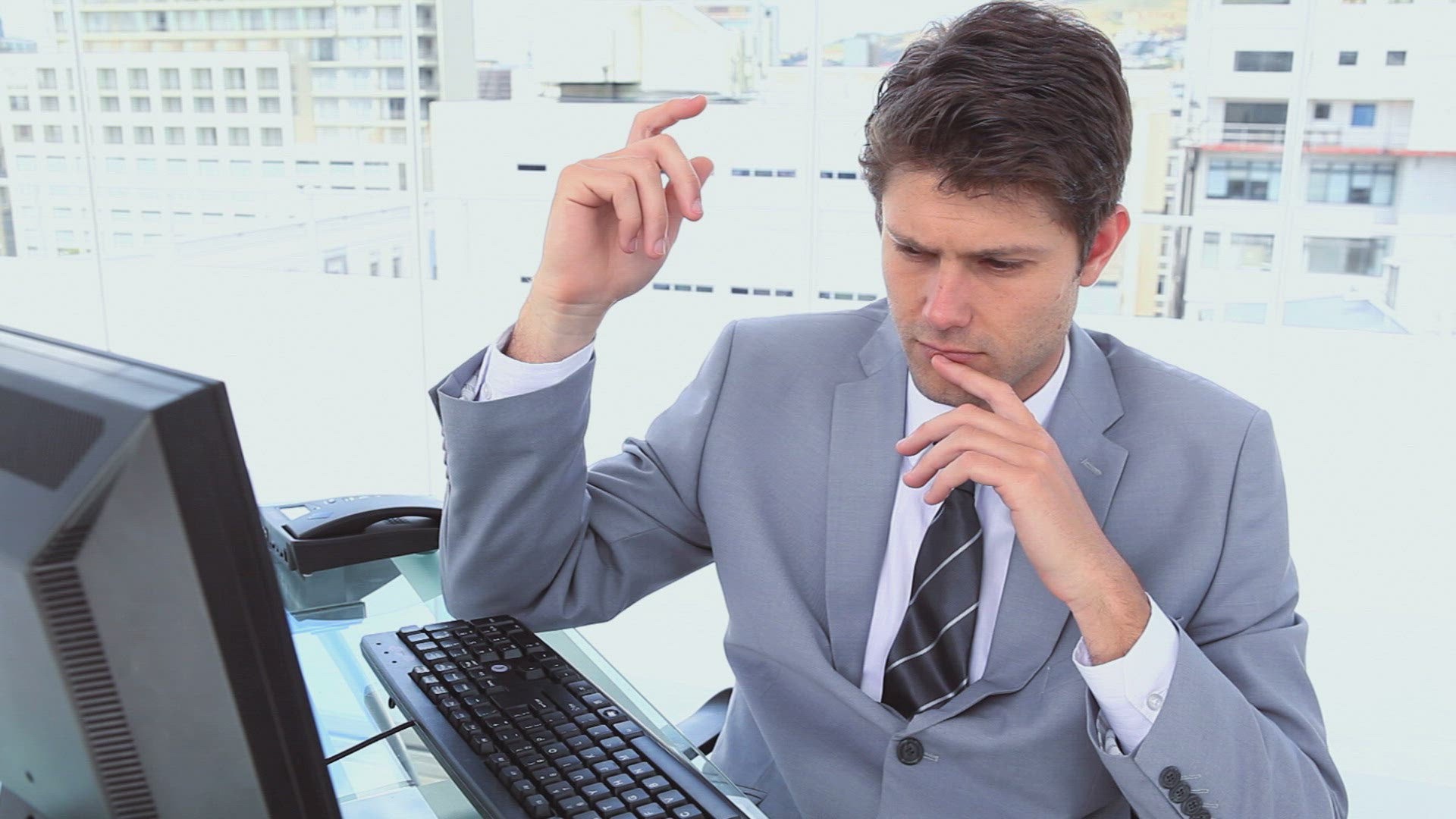 966510040 / Gesticulating / Businessman / City View