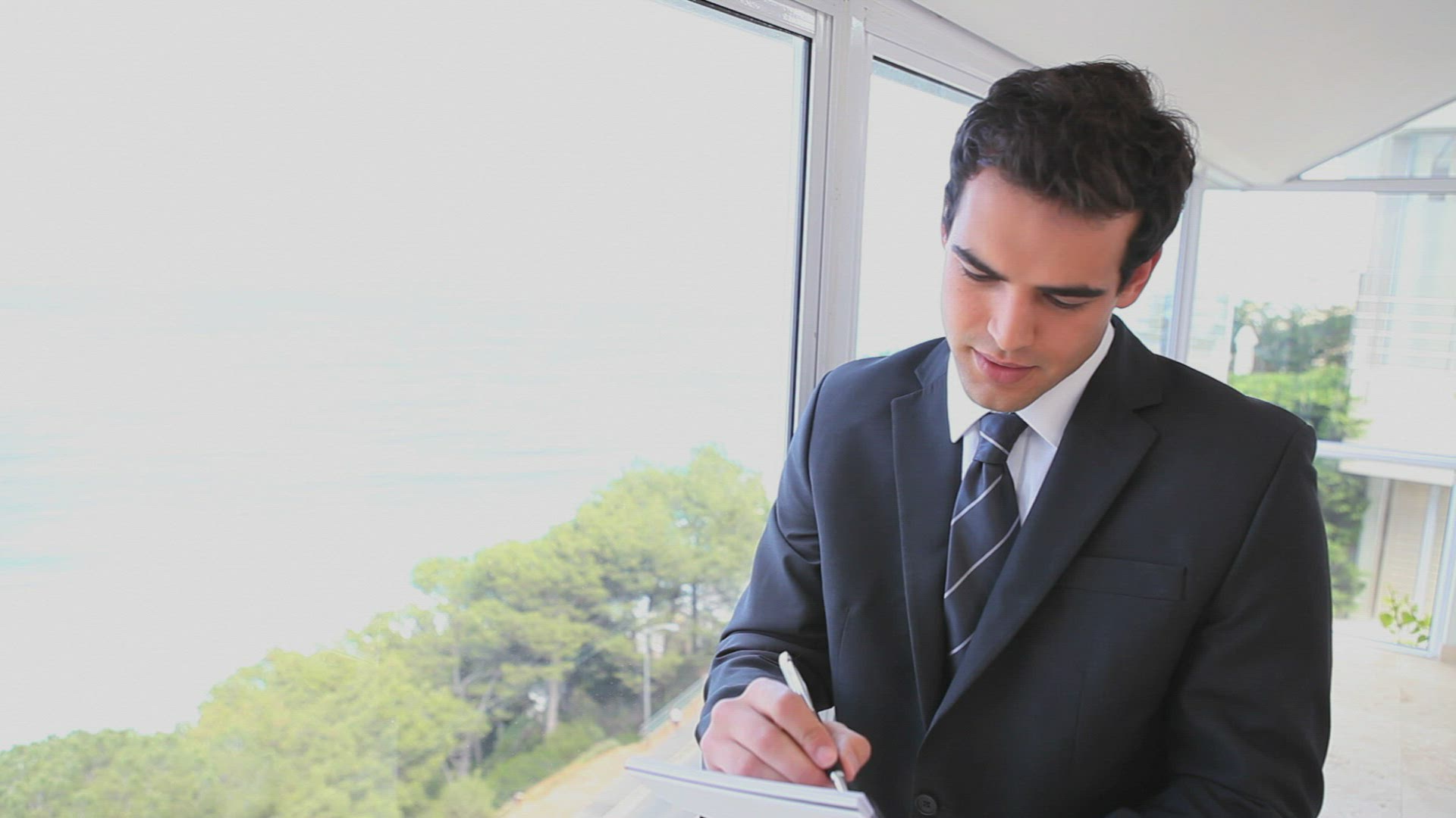 716467286 / Businessman / Looking at Camera