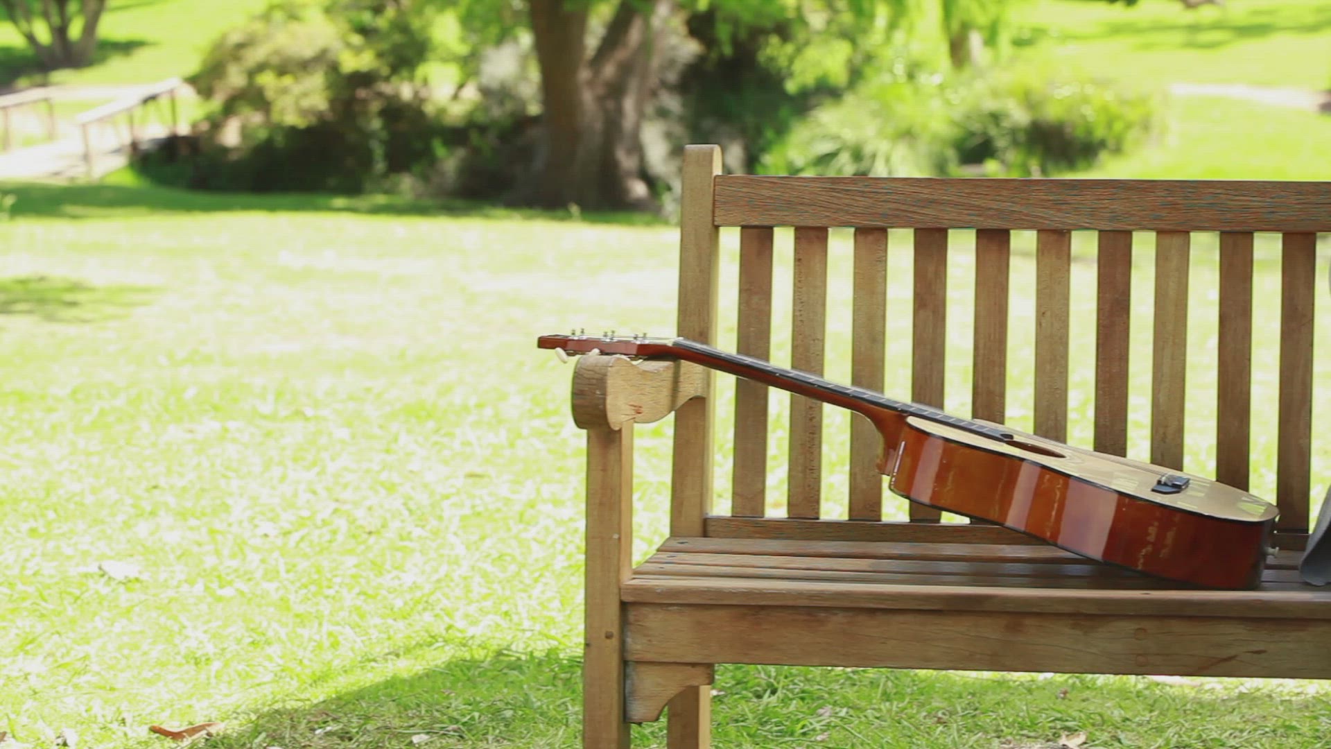 Человек на скамейке. Скамья референс. Девушка босиком на скамейке. Девушка сидит на лавочке в парке. Босая девушка на скамейке.