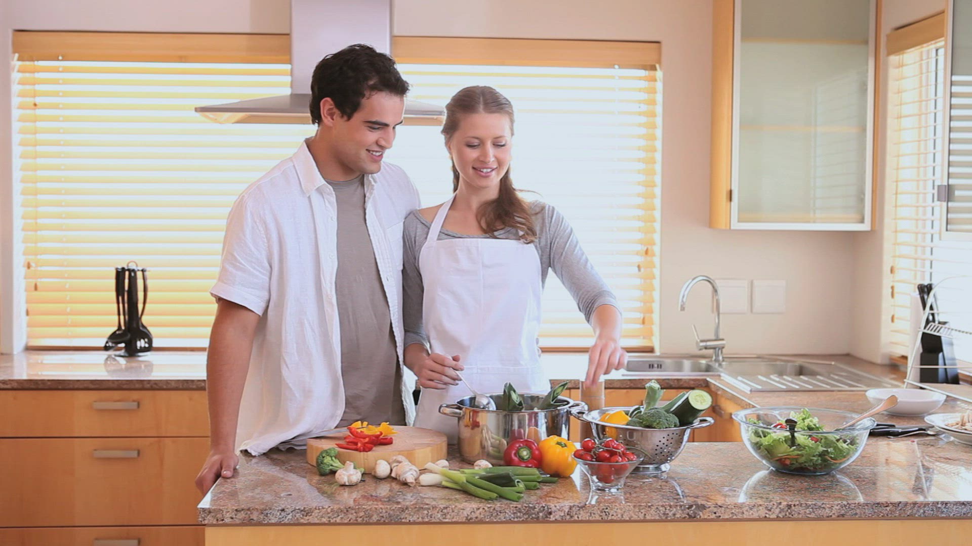 590085505 / Couple / Eating / Cooking