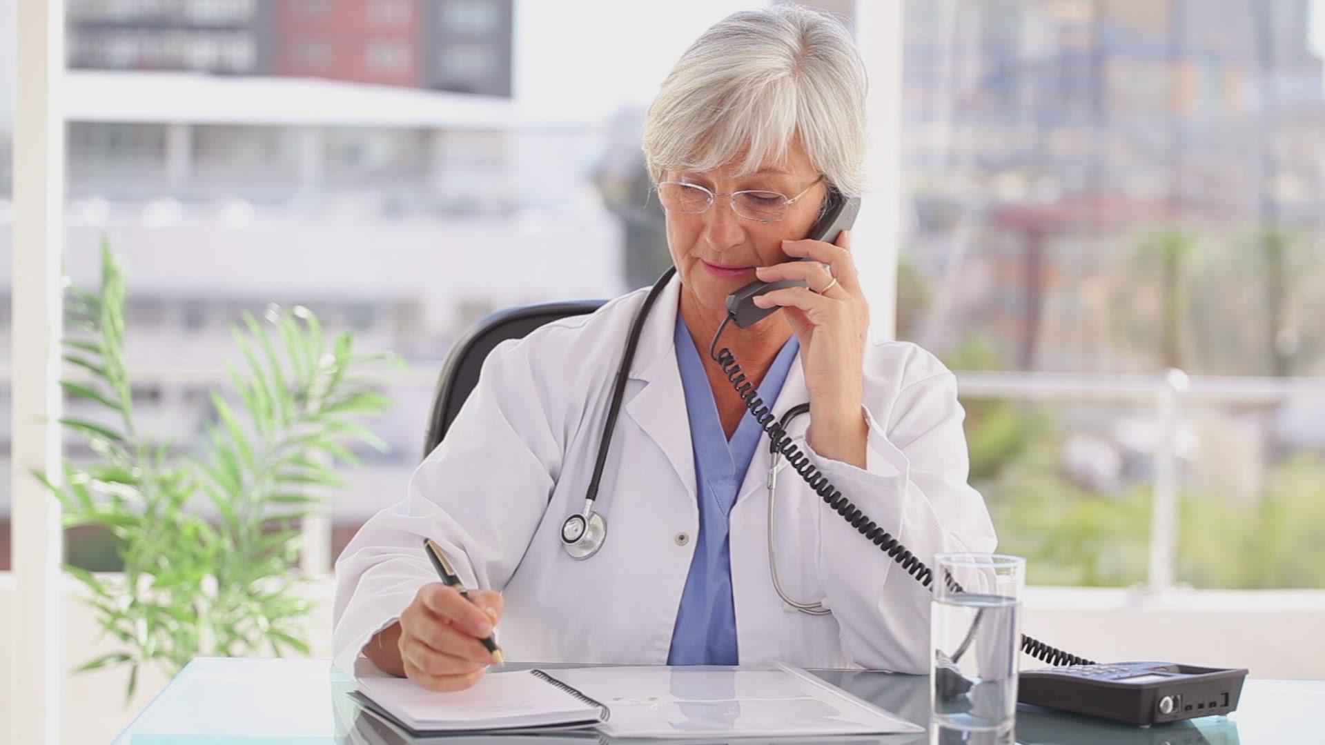 955203645 / People / Doctor / Using