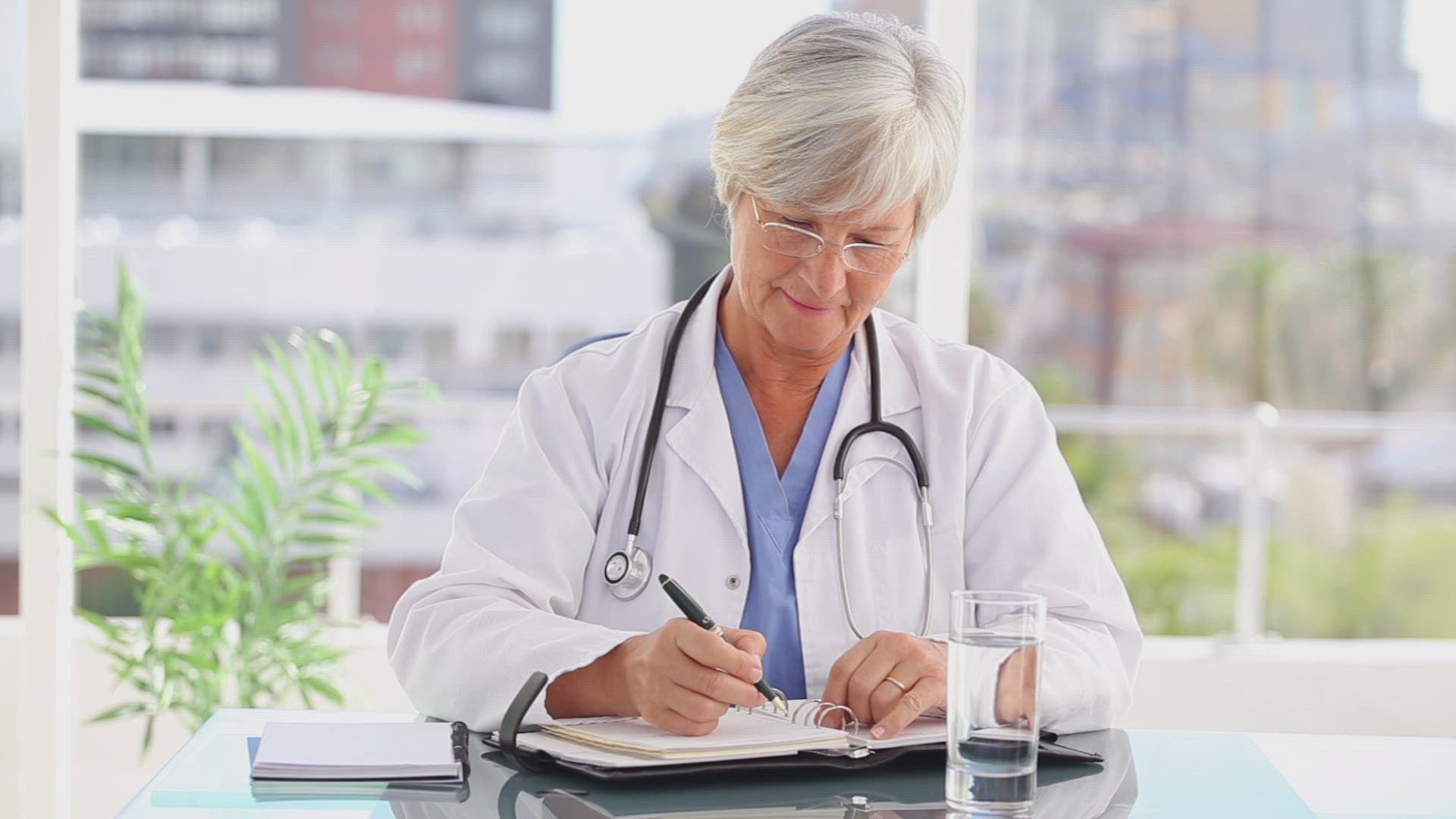 893946194 / People / Doctor / Using