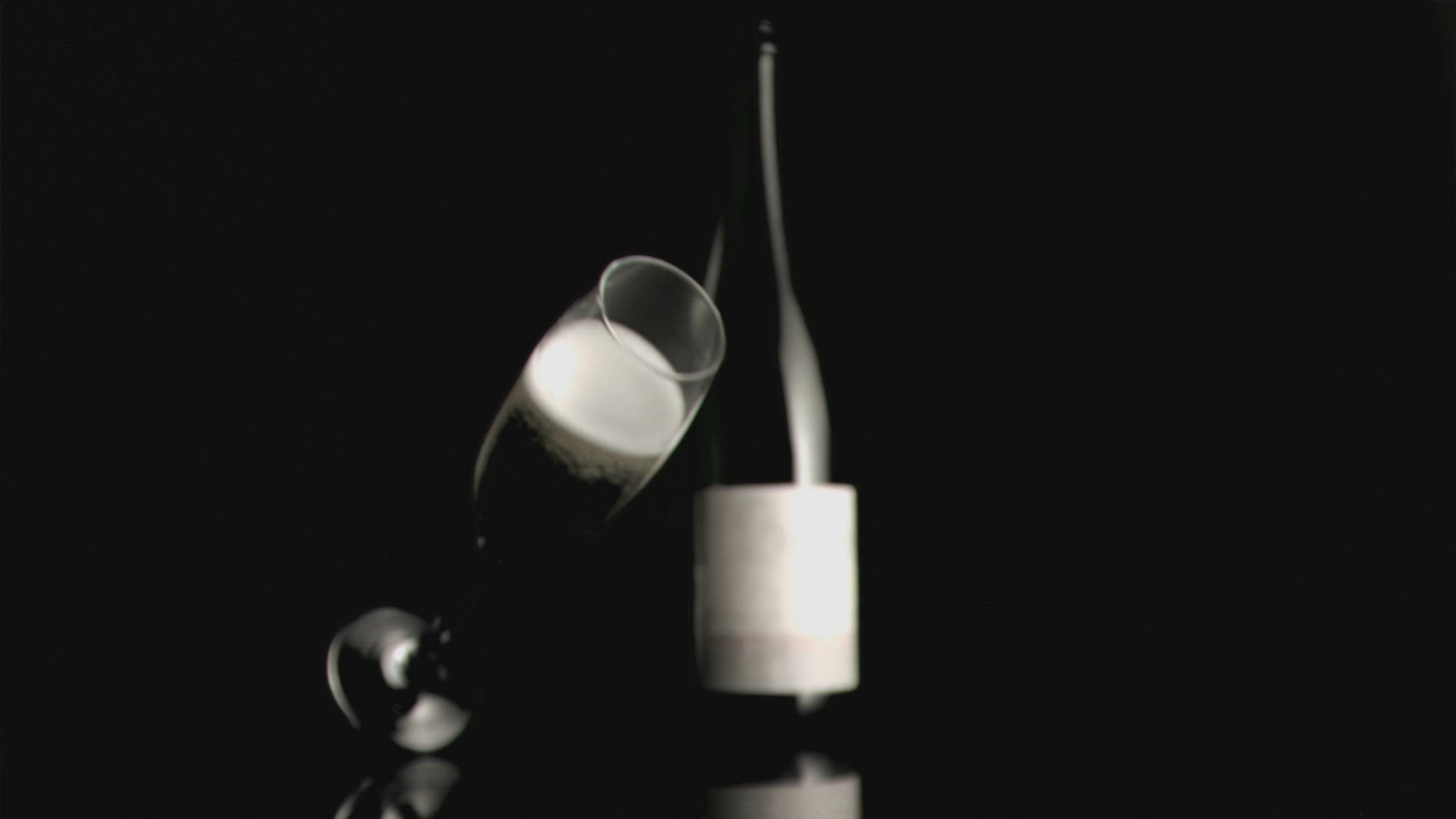 264704073 / Champagne / Flute / Falling