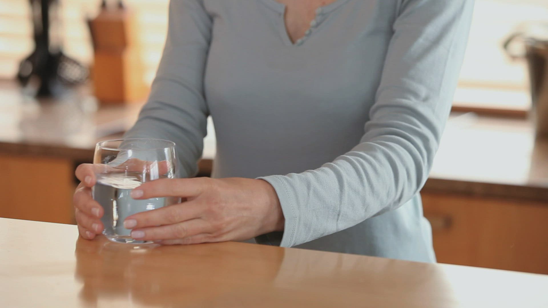 160446992 / Woman / Caucasian Ethnicity / Glass / Drinking