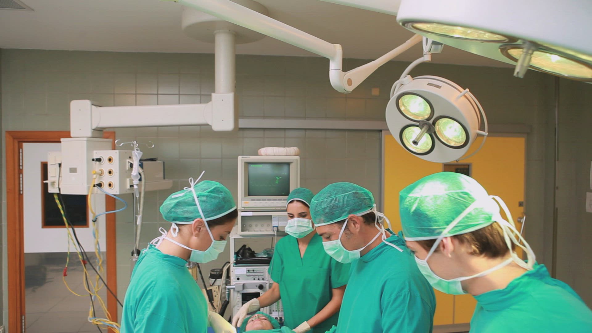761084324 / Patient / Surgeon