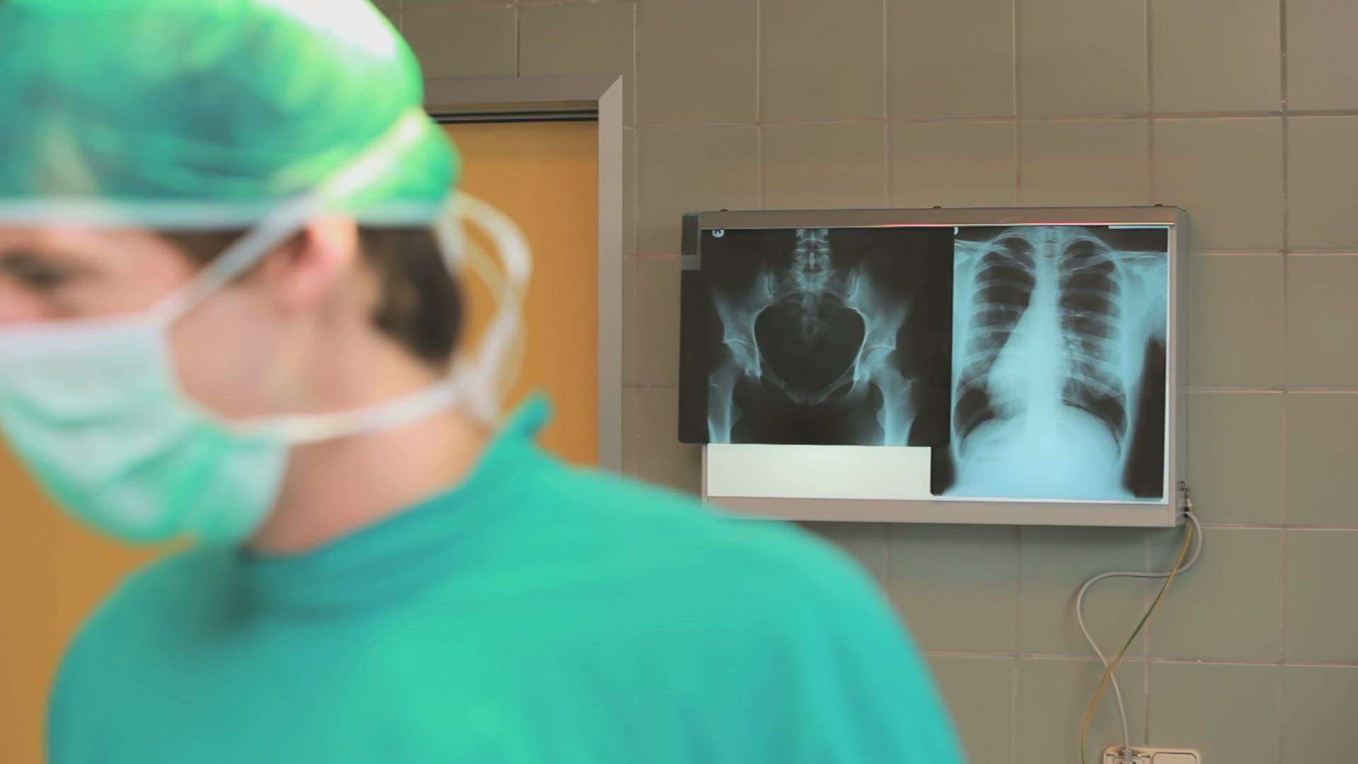 412484271 / Surgeon / Operating Room