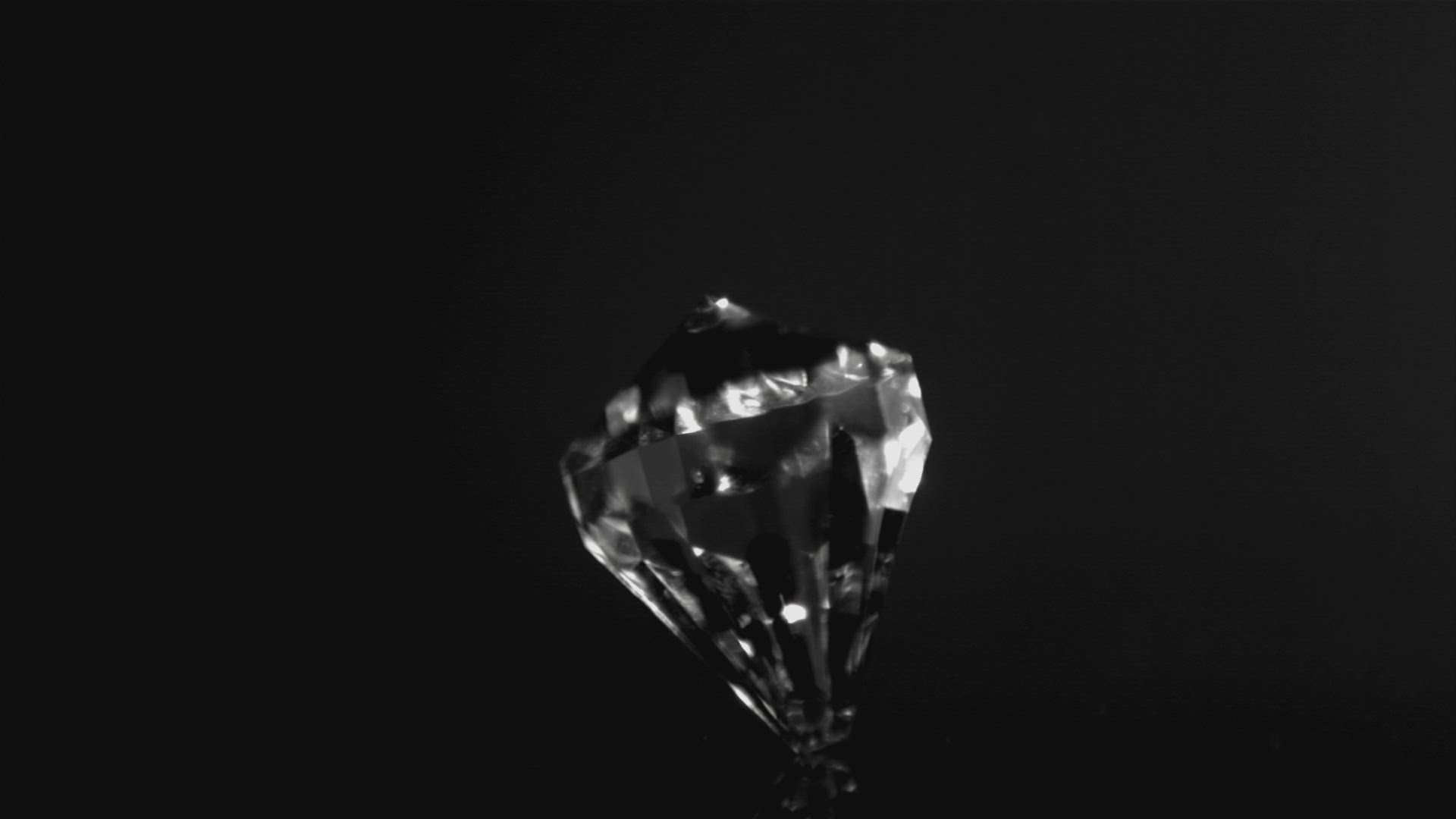 795311899 / Diamond / Rotating / Glaring