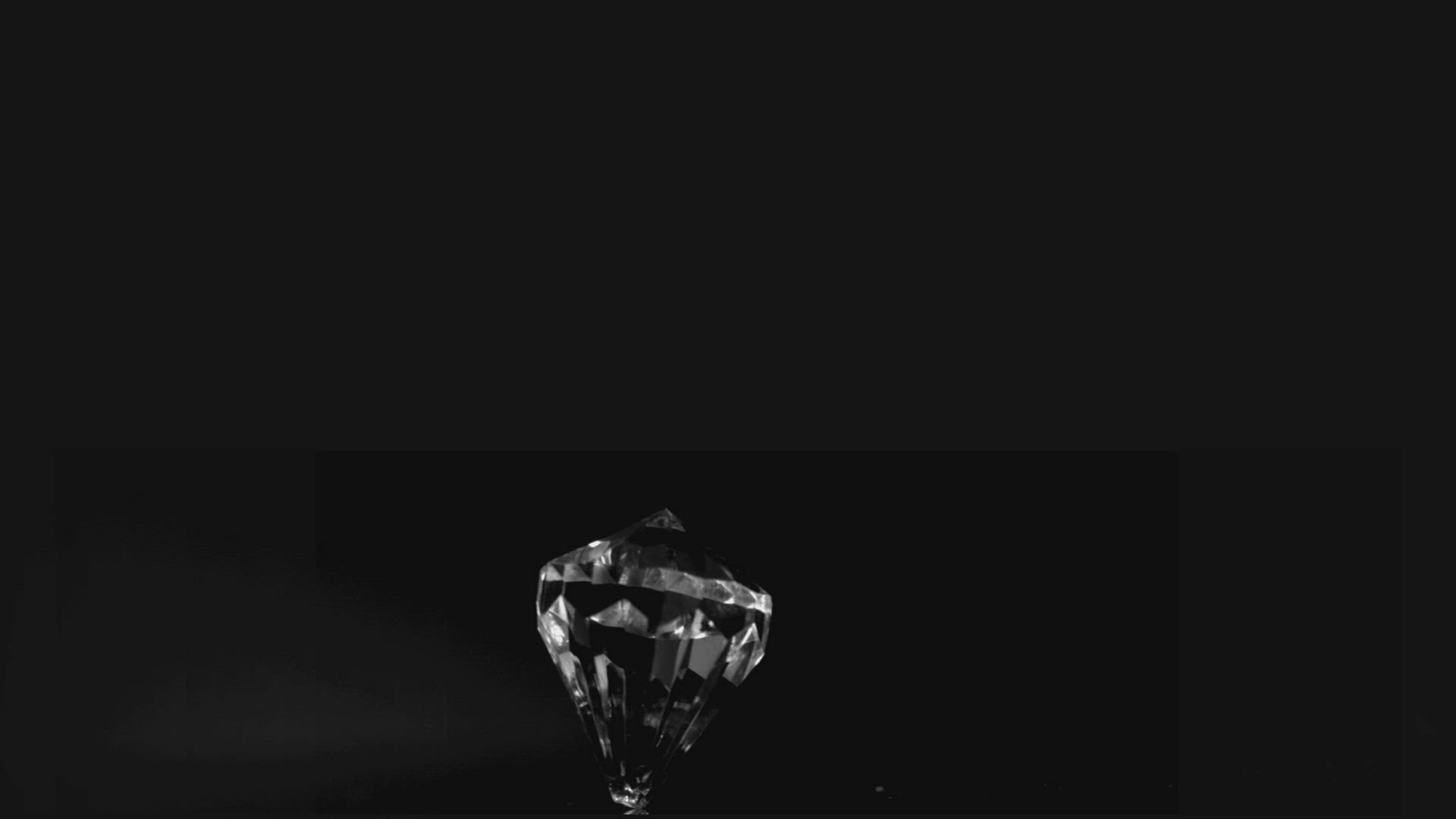 939540198 / Diamond / Rotating / Glaring