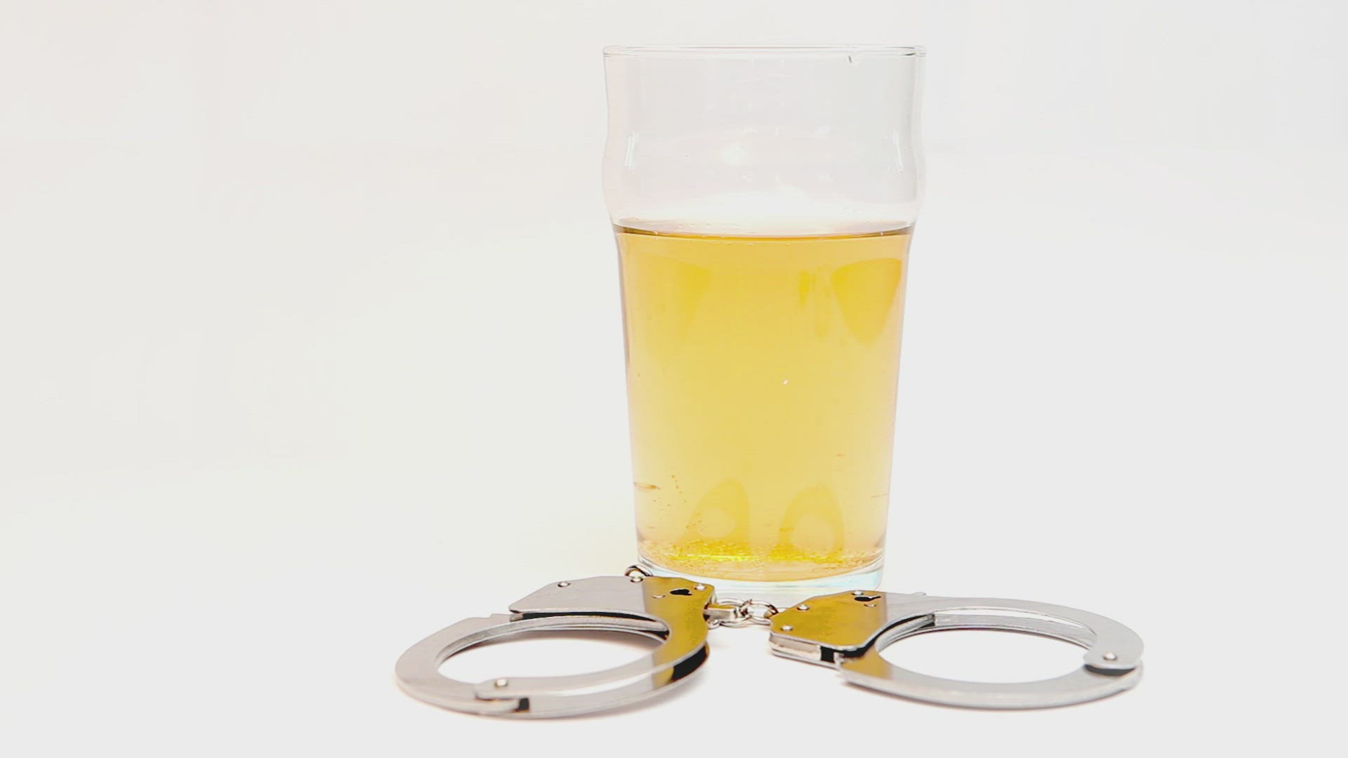 772950205 / Driving / Moving / Pint Glass