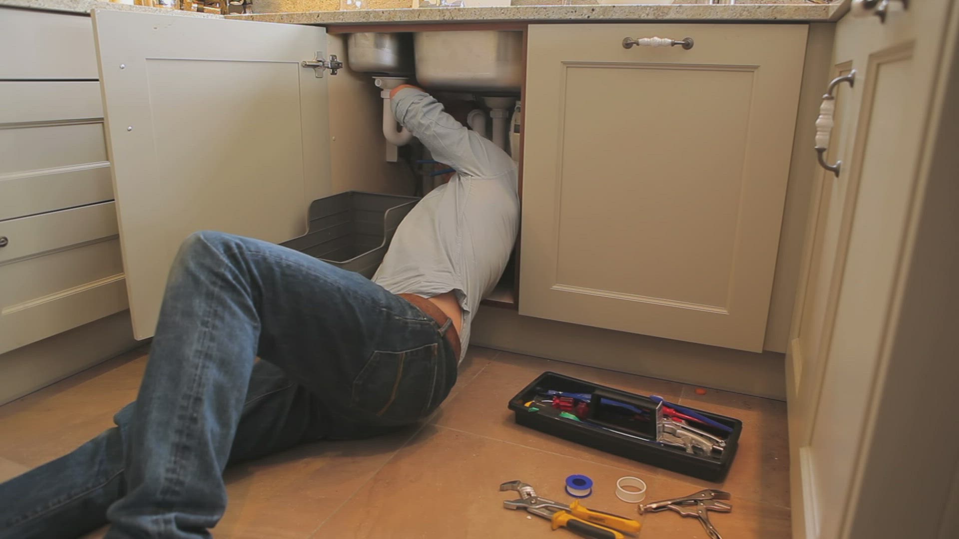 888999759 / Man / Repairing / Plumbing