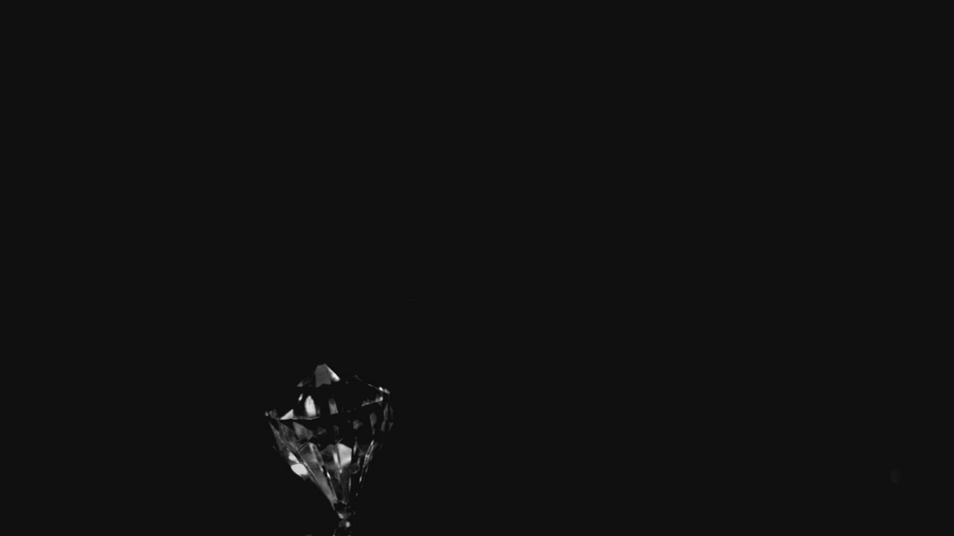502337193 / Diamond / Rotating / Glaring