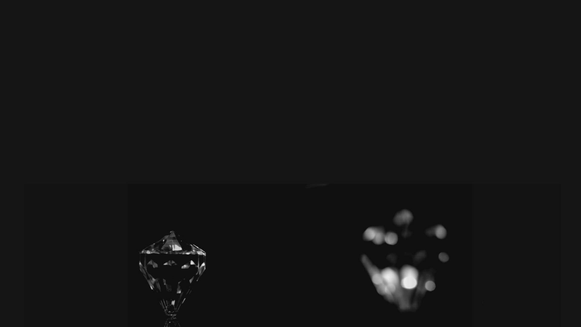 858631515 / Diamond / Rotating / Glaring