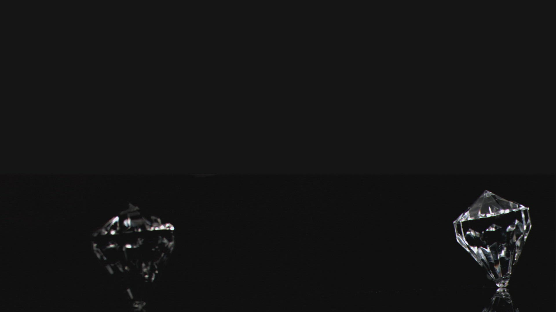 946850689 / Diamond / Rotating / Glaring