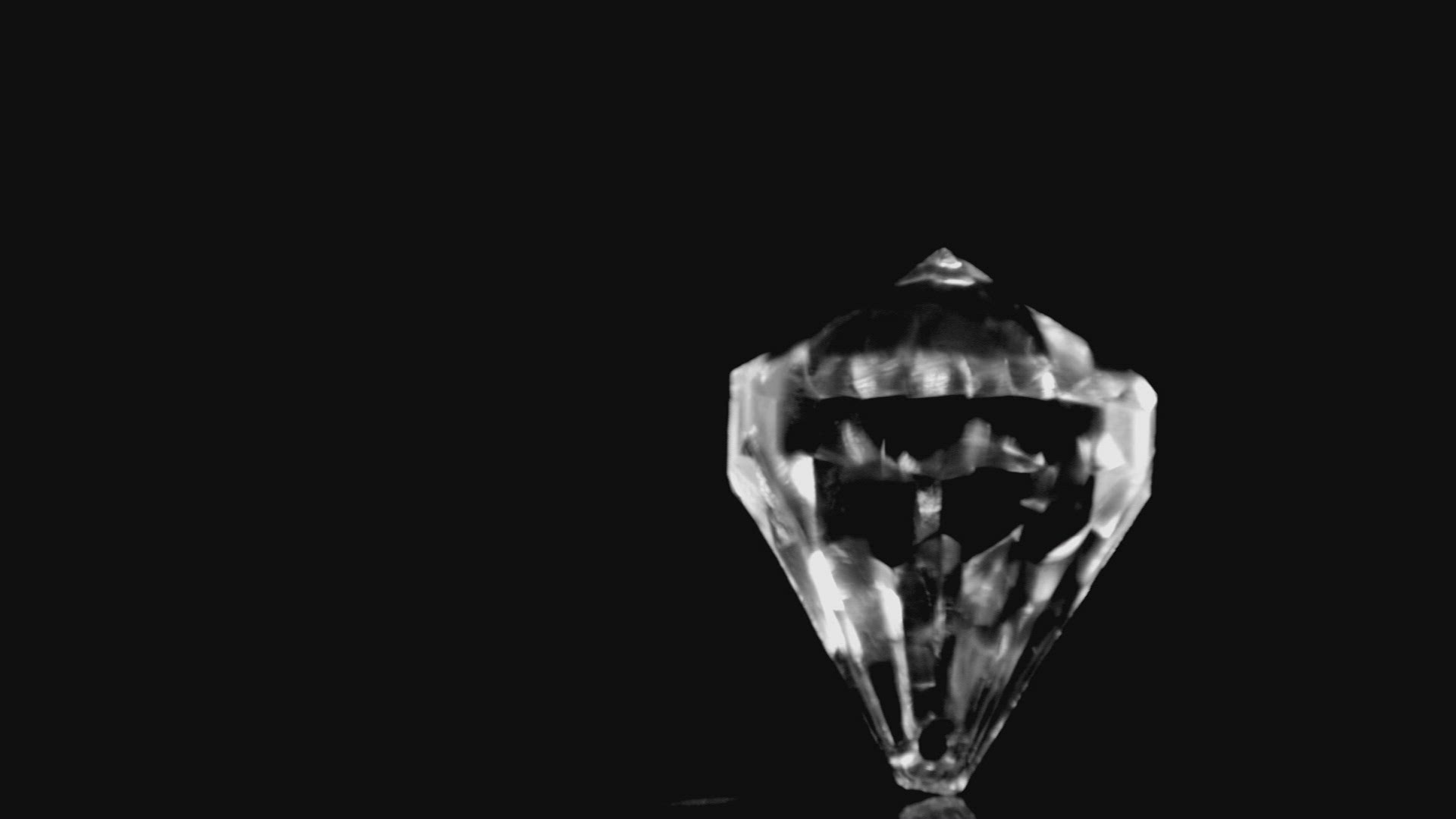 210247632 / Diamond / Rotating / Glaring