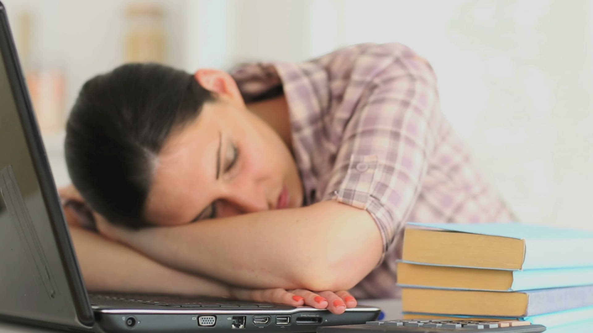 421303959 / Woman / Notebook / Studying