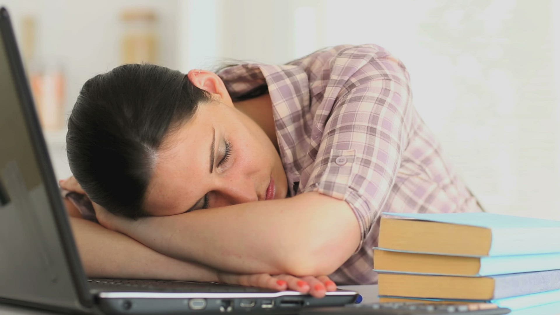 105697037 / Woman / Notebook / Studying