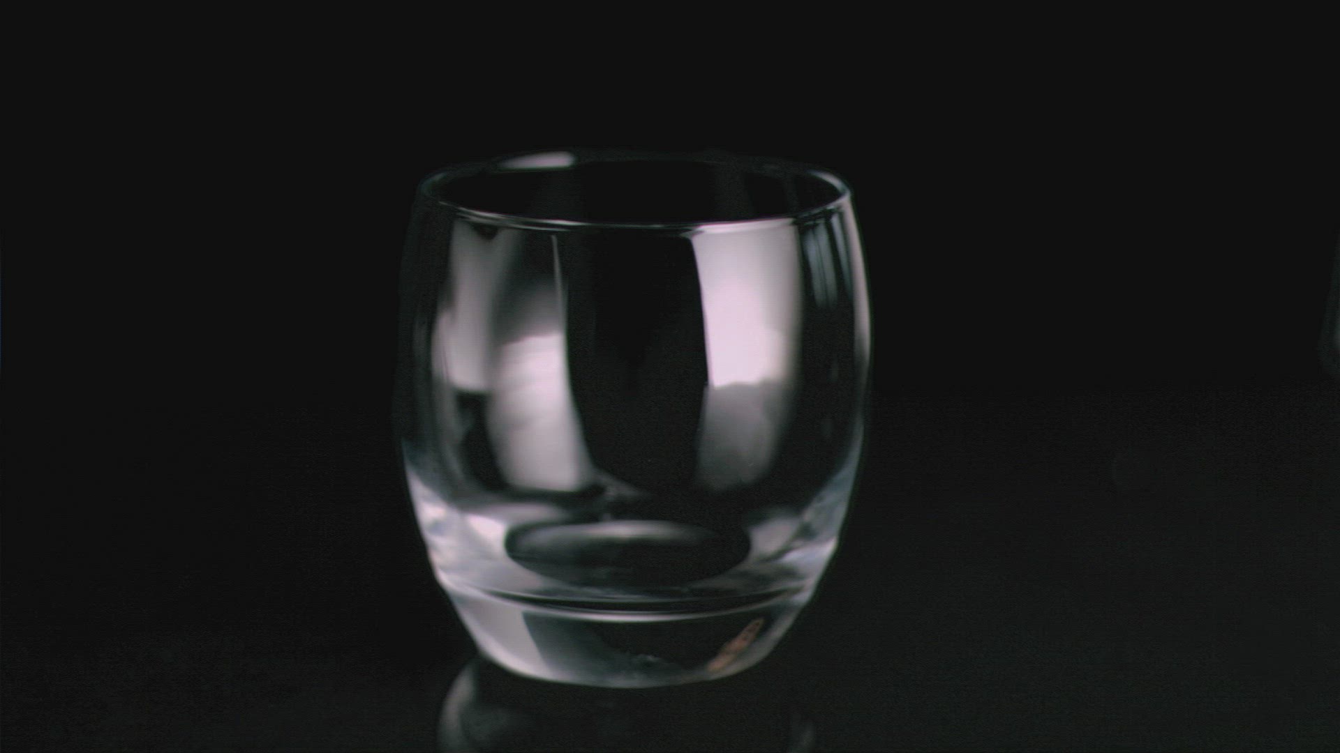 411303459 / Orange Juice / Slowmotion