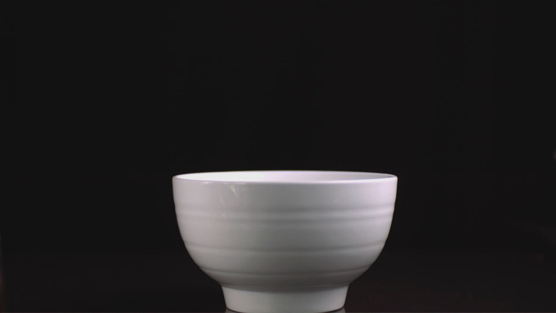 823651462 / Bowl / Milk / Pouring