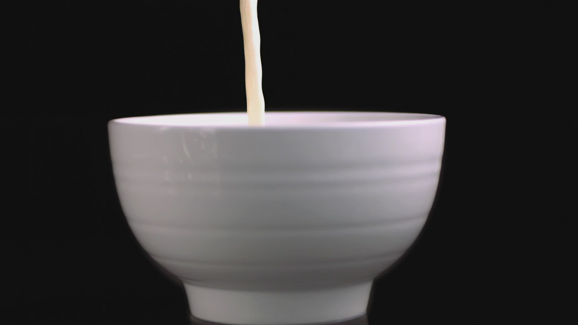 255153652 / Bowl / Milk / Pouring