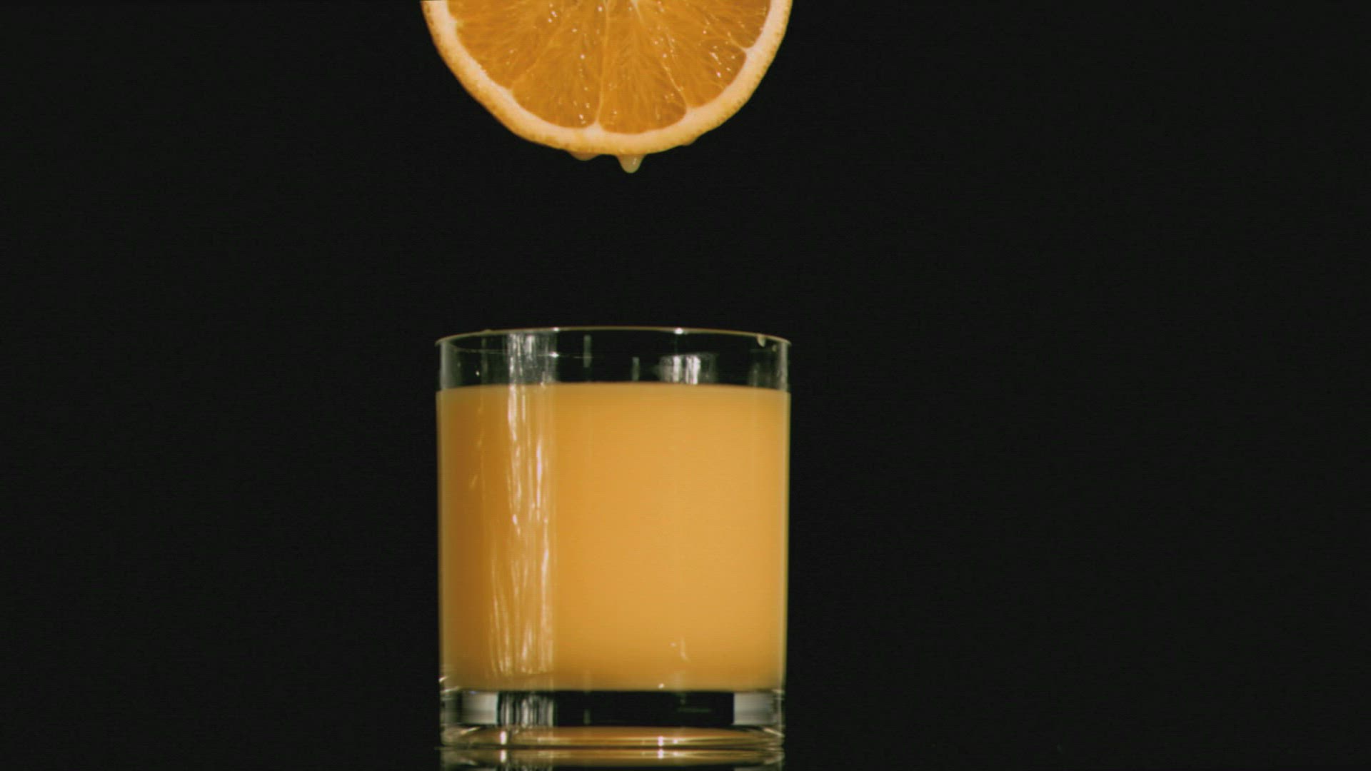 195757929 / Orange Juice / Slowmotion