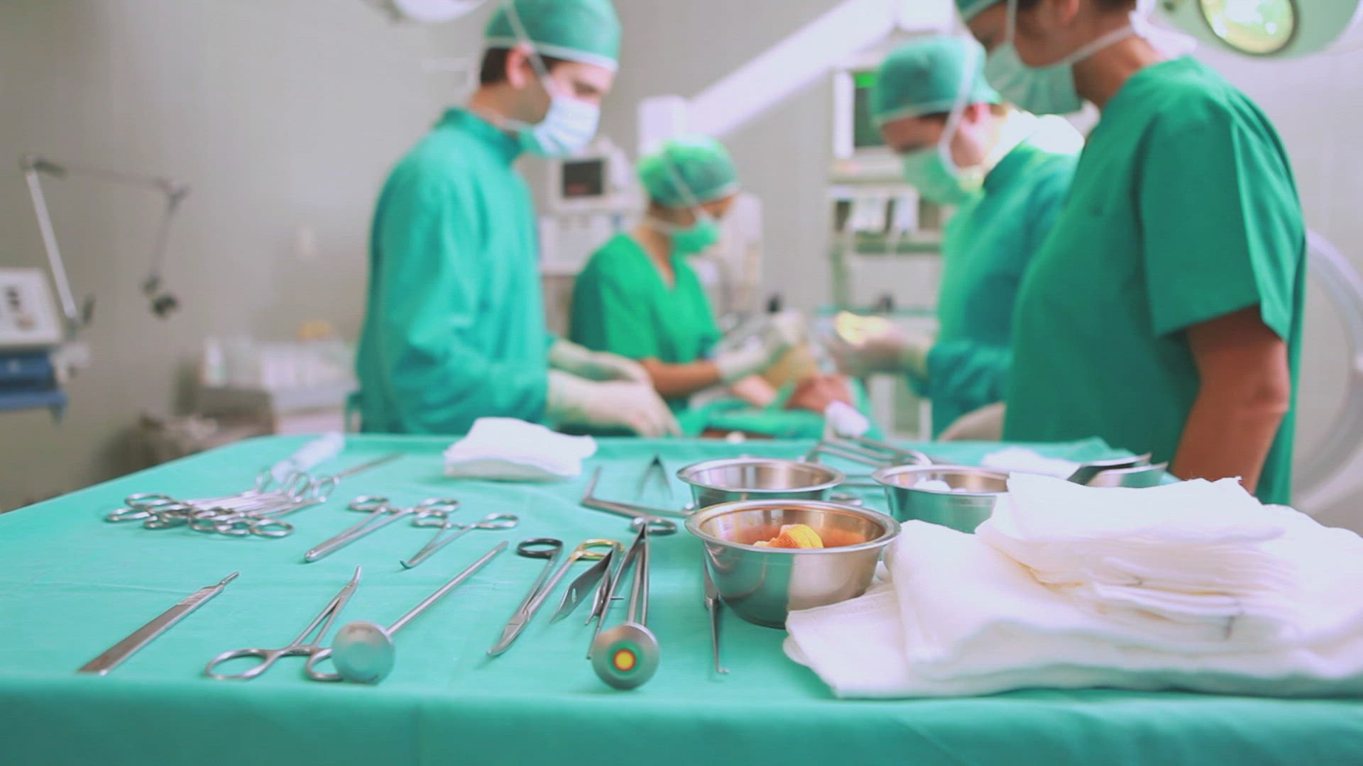 420803939 / Surgeon / Operating Room