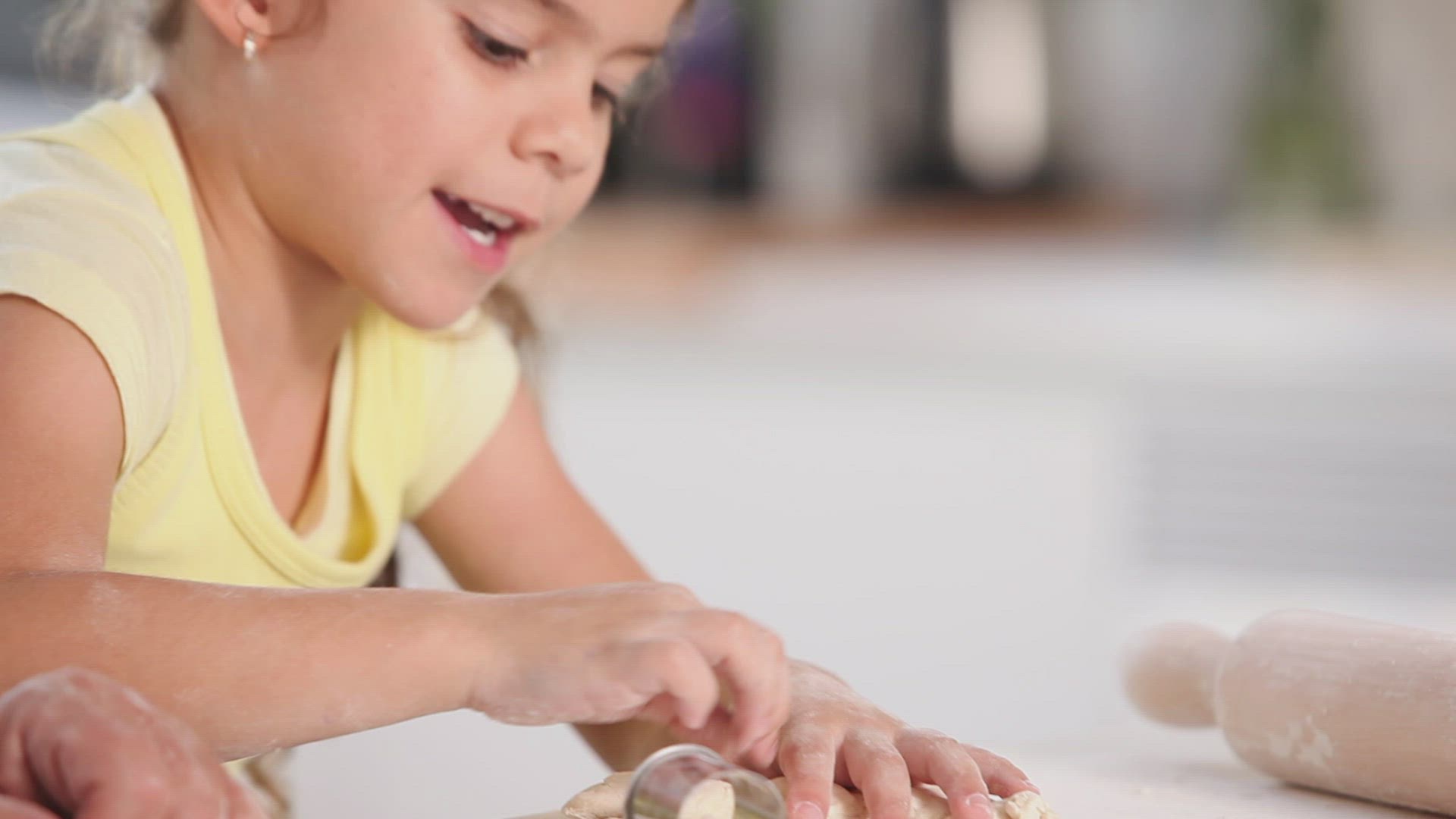 192510188 / Girl / Preparing Food