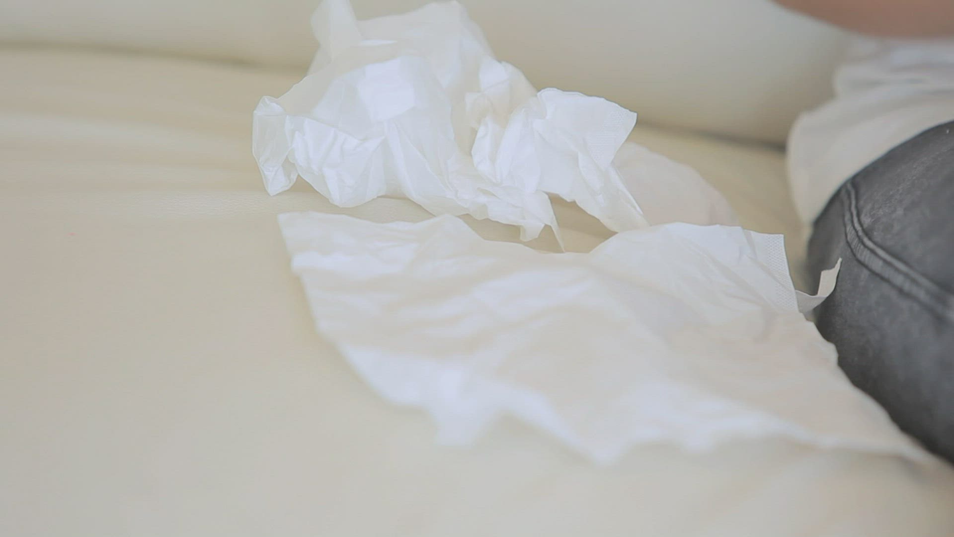 150780030 / Woman / Home / Sitting