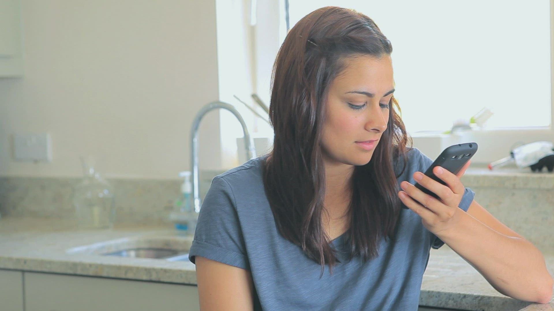 312444967 / Woman / Dark-haired / Telephoning