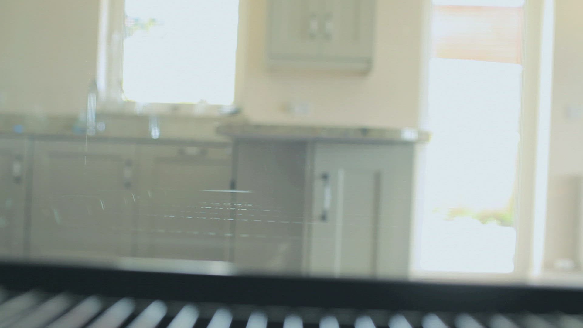 395451821 / Woman / Cooking