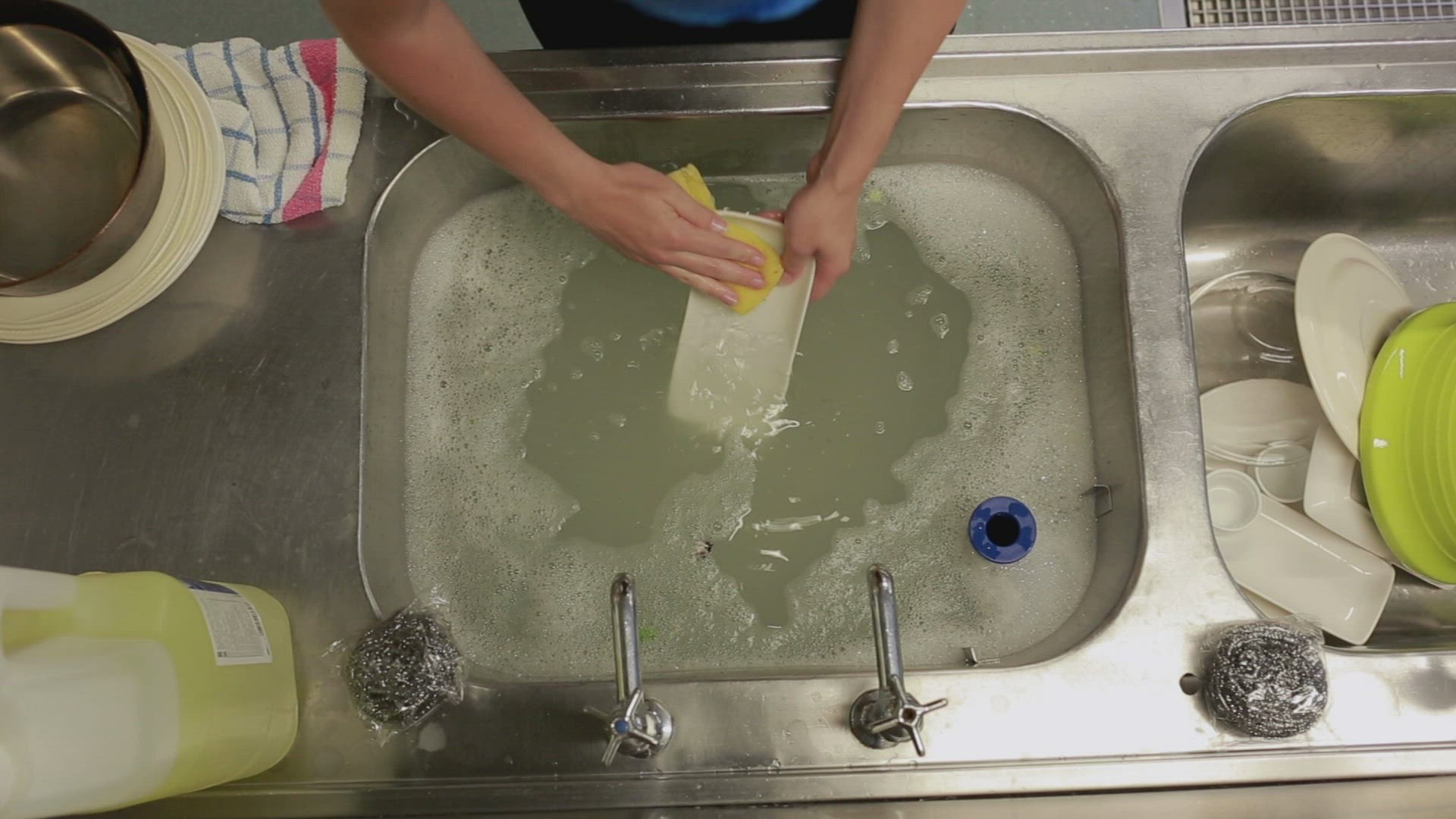 608776845 / Splash / Washing / Washing Up