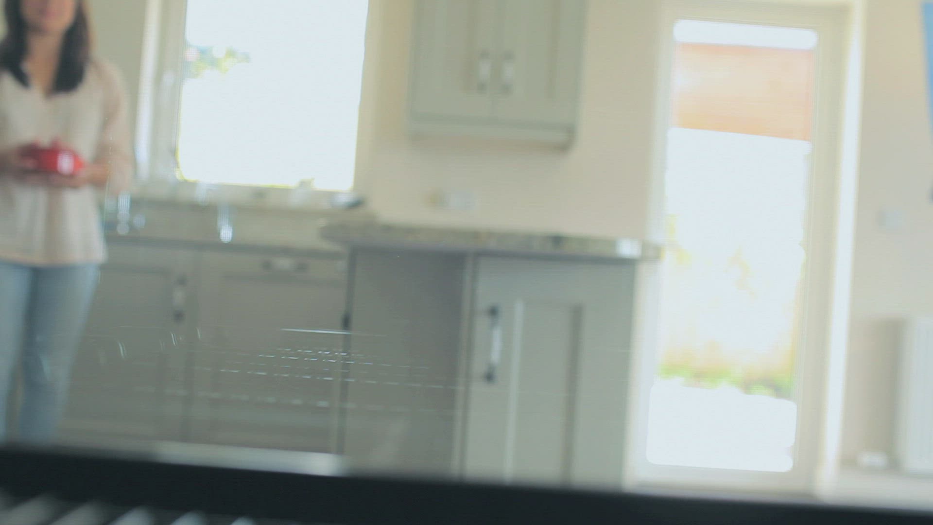 437716882 / Woman / Dark-haired / Smiling