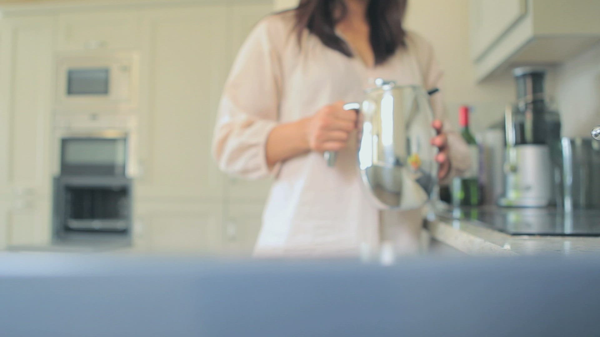 662298959 / Woman / Backing Oven / Closing