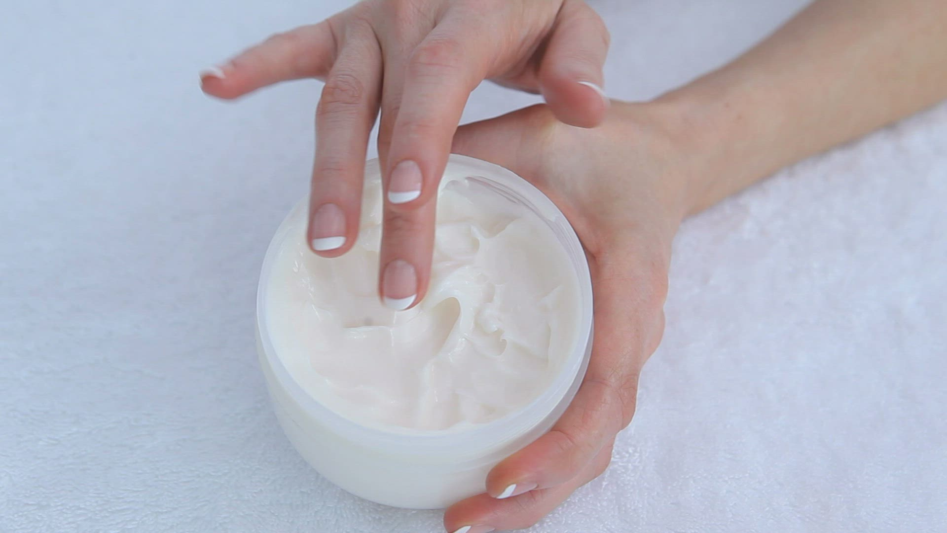 300132069 / Personal Hygiene / Applying / Skincare
