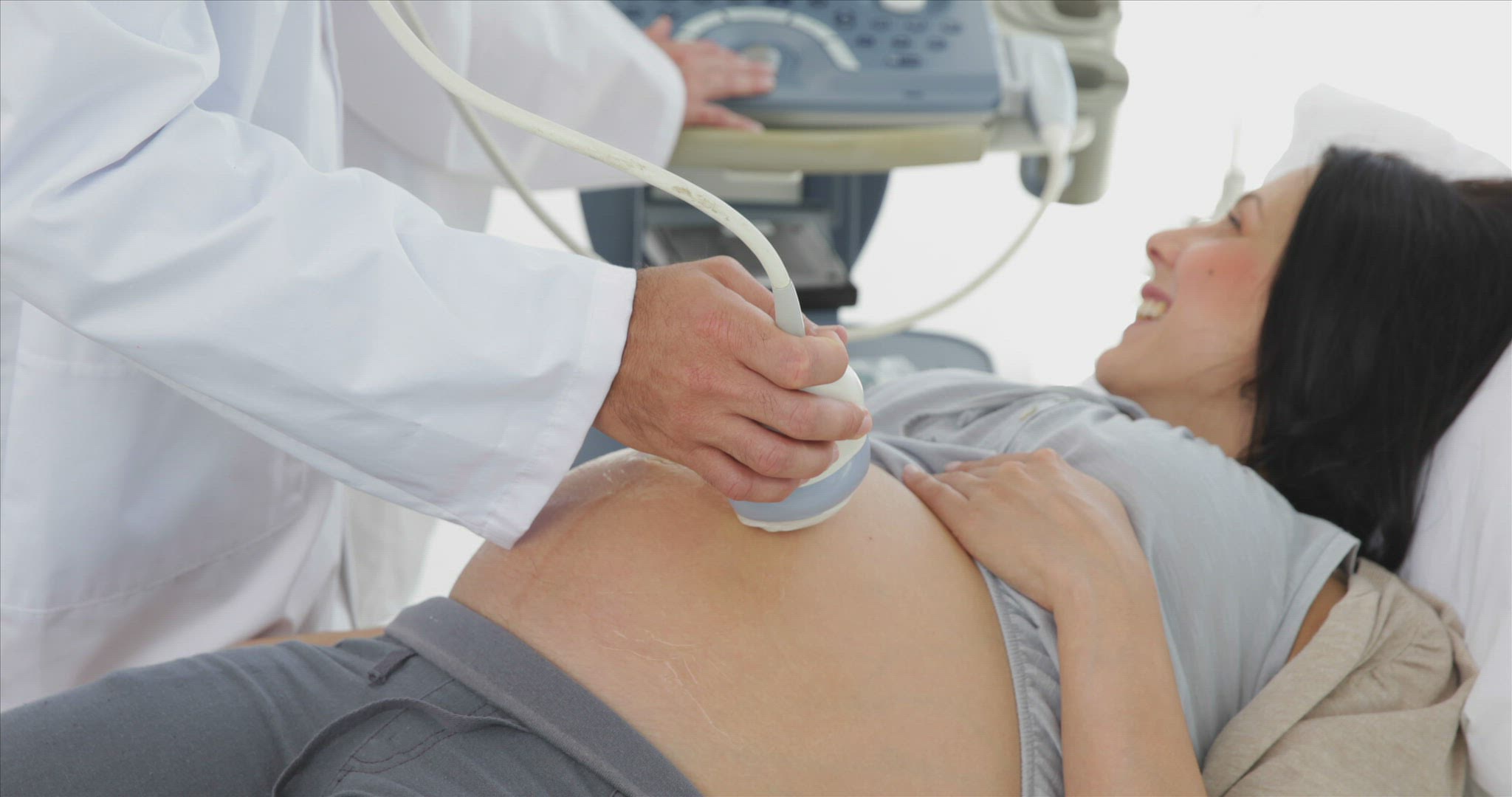973166556 / Woman / Pregnancy / Sonography
