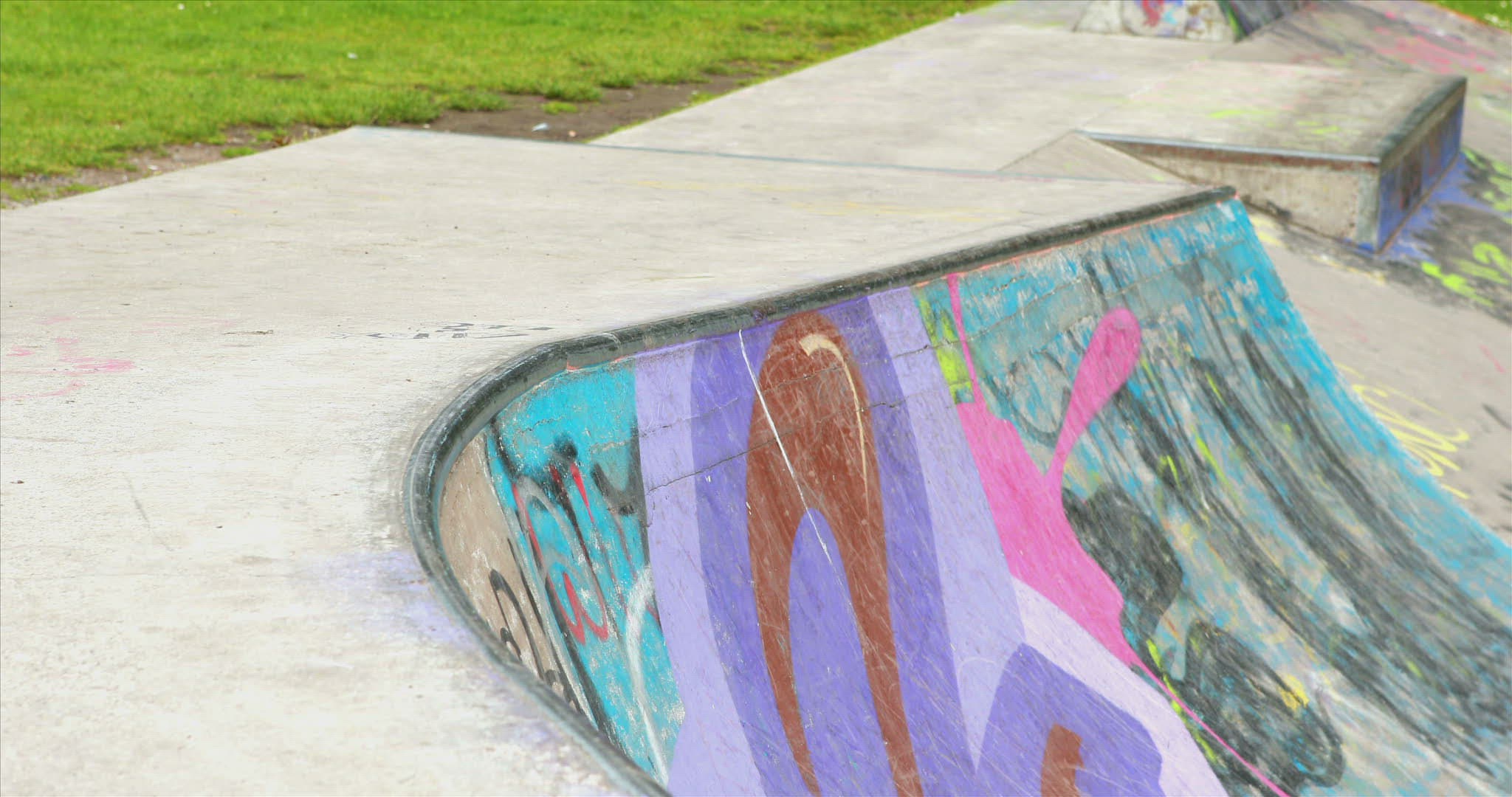 537934321 / People / Sportsman / Skater